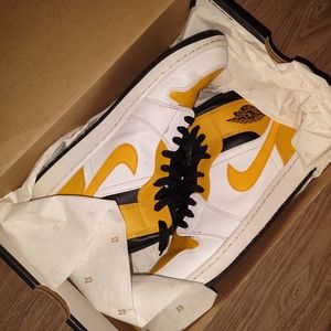 Air Jordan 1s Blk/Yel/white sz:9.5 men